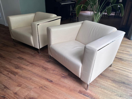Zona de asientos de cuero Moroso Steel, color blanco crema.