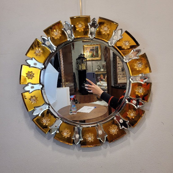 Image 1 of "Zon"-spiegel van Murano-glas, amberkleur, 20e eeuw – Italië