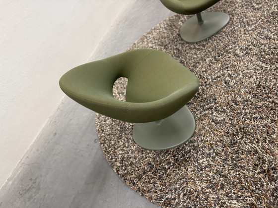 Image 1 of 2 Artifort Shark Draaifauteuils Kvadrat stof groen 