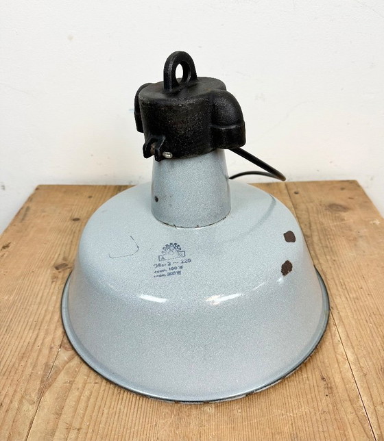 Image 1 of Industrielle Fabriklampe aus grauem Emaille mit gusseisernem Aufsatz, 1960er Jahre