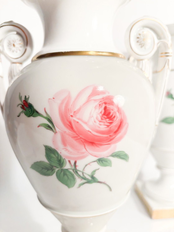 Paire de vases amphores en porcelaine de Meissen à décor de roses rouges, début du XXe siècle (photo 3 of 10)