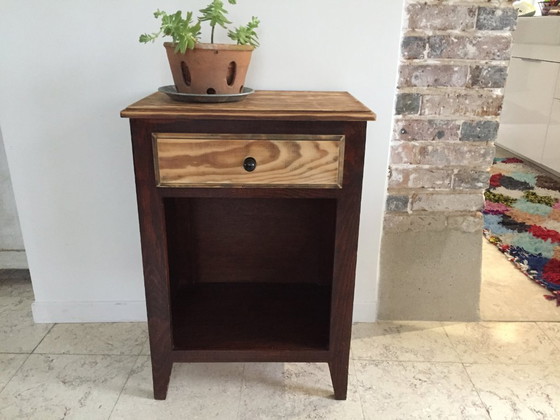 Image 1 of Nachtkastje met kompasvormige poten