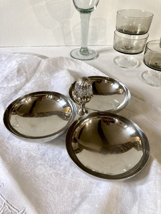 Image 1 of Verzilverde metalen snack-/bedelaarsstand met een dennenappelvormig handvat.