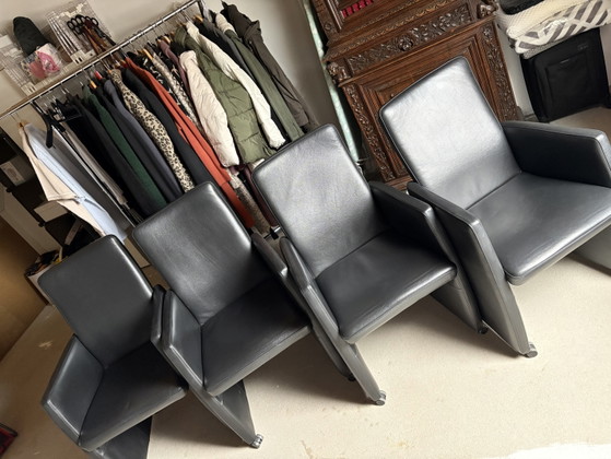 Image 1 of 4 sillas de diseño de cuero negro de la marca Sijben con ruedas.