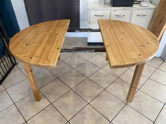 Image 1 of Tavolo rotondo, diametro 117 cm, allungabile con un'estensione, in legno massello di pino, vintage, circa 1970