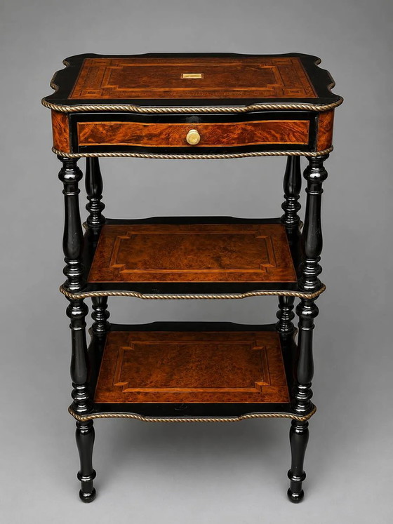 Tavolino con mensola in stile Napoleone III. Fine intarsi in madreperla e decorazioni in bronzo dorato. (photo 8 of 8)