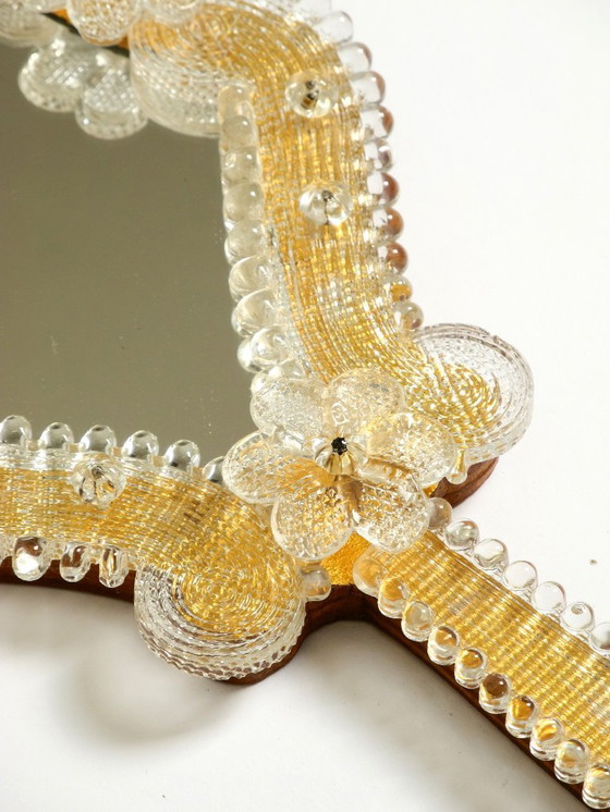 Image 1 of Magnifique miroir à main ou mural vénitien Mid Century Modern avec rosaces en verre de Murano. Fabriqué en Italie