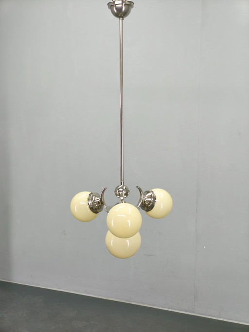 Lustre globe Bauhaus, Tchécoslovaquie, années 1930, suspension chromée