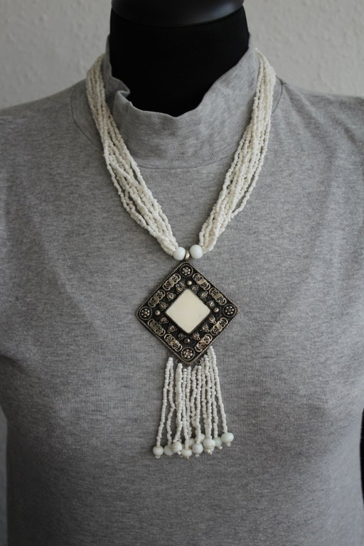 Collier en perles de rocaille blanches, multi-rangs avec un grand pendentif, style ethnique, fait main