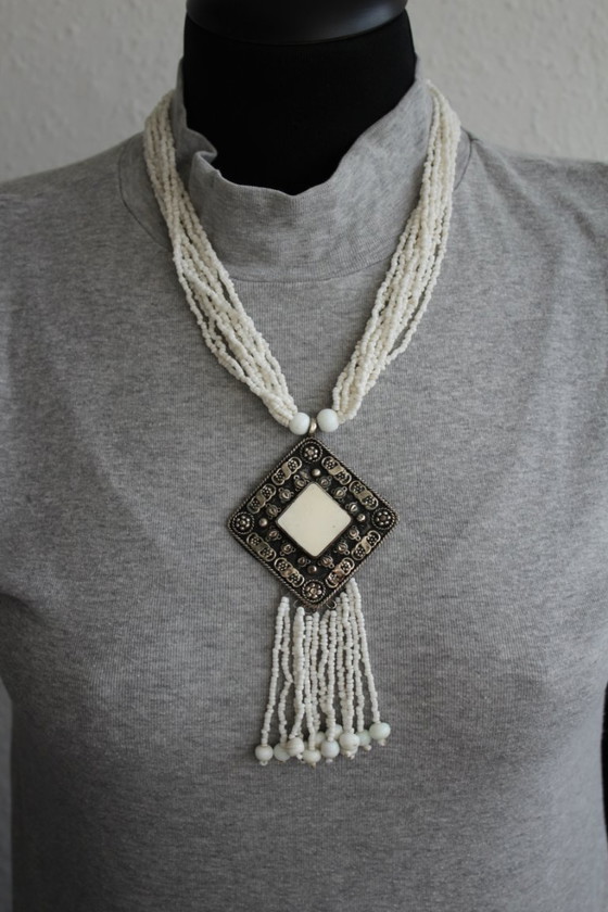 Image 1 of Collier en perles de rocaille blanches, multi-rangs avec un grand pendentif, style ethnique, fait main