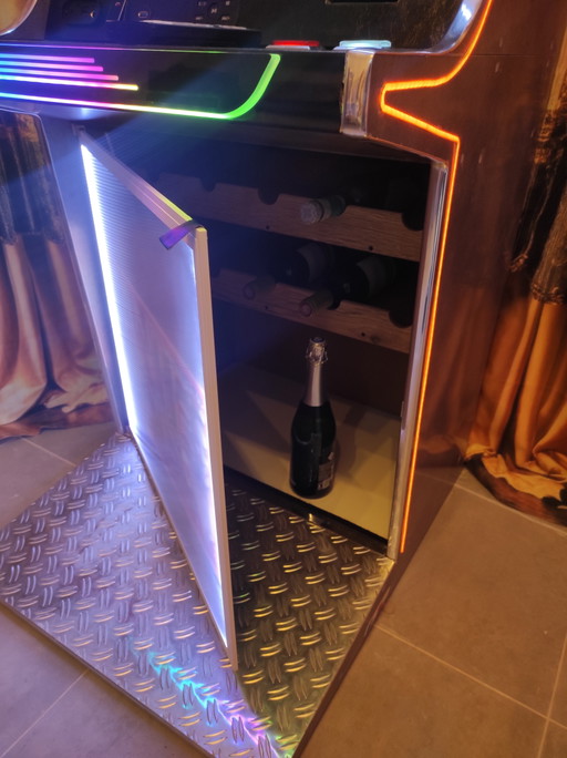 Deze multifunctionele barkast is ontworpen om elke ruimte te transformeren tot een centrum van stijl, entertainment en