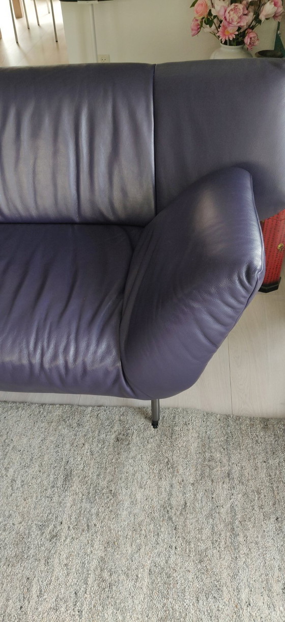 Image 1 of Lederen 2.5 zitsbank (2x) in een verfijnde paarse tint  