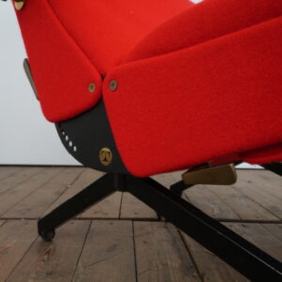 Image 1 of P40 loungestoel van Osvaldo Borsani voor Tecno