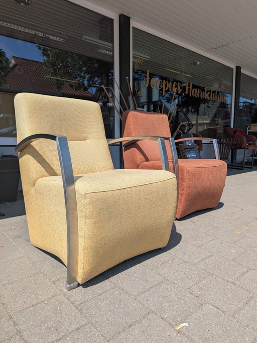 Paire de fauteuils lounge modernes avec accoudoirs en métal