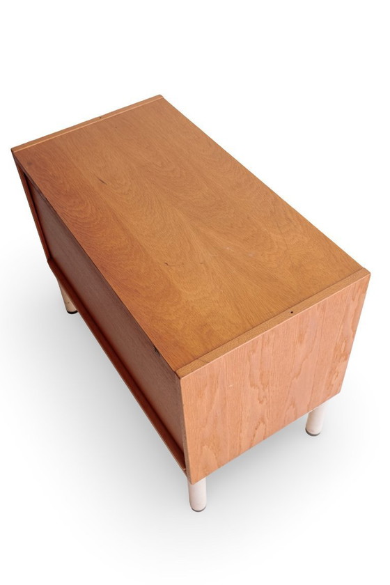 Image 1 of Mobiletto vintage con anta a rullo e base in acciaio bianco