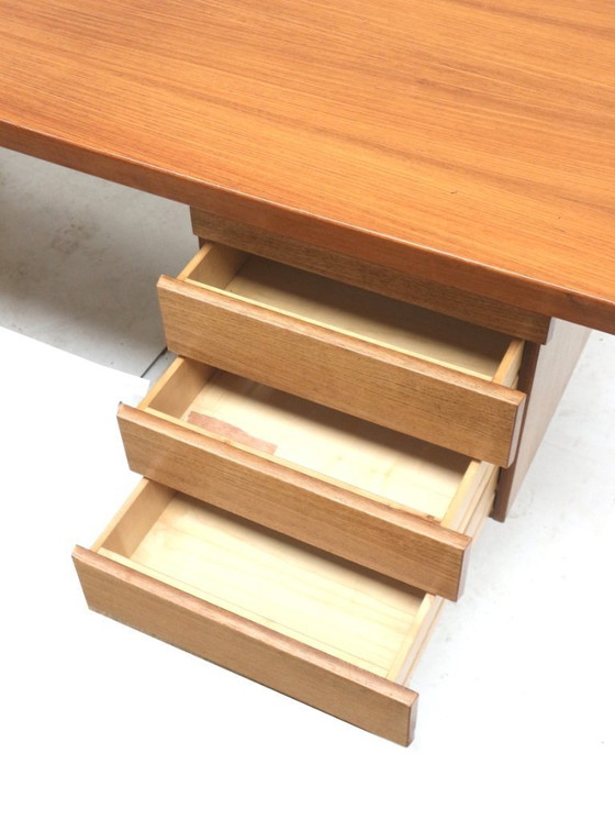 Image 1 of Ampia scrivania direzionale dal design vintage realizzata negli anni '70