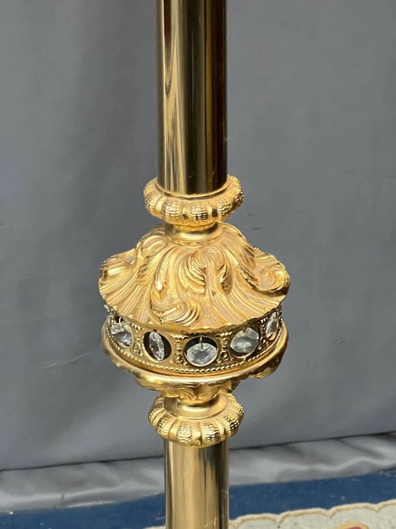 Lampada da terra in stile barocco, realizzata in bronzo massiccio dorato e decorata con pendenti in cristallo. (photo 4 of 6)