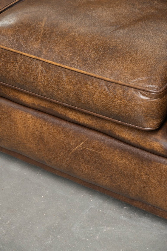 Image 1 of Tijdloze en mooie Engelse rundleren chesterfield 2 zits bank in een luxe kleur