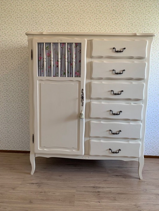 Witte kast met lastjes en spijltjes prachtig