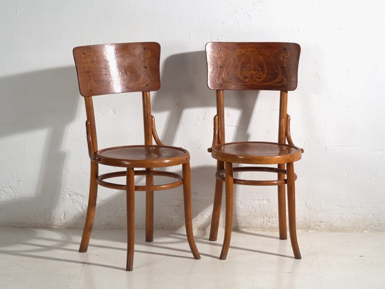 Ensemble ancien de 4 chaises de café viennoises en bois courbé avec dossier décoratif – Europe Centrale, c. (photo 29 of 40)