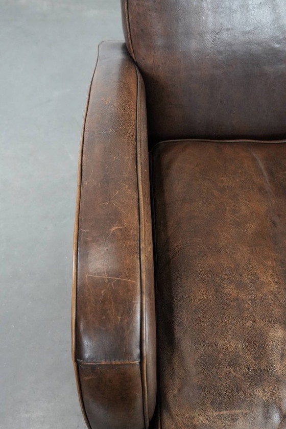 Image 1 of Sillón de piel de oveja con hermosas formas redondas y un diseño elegante.