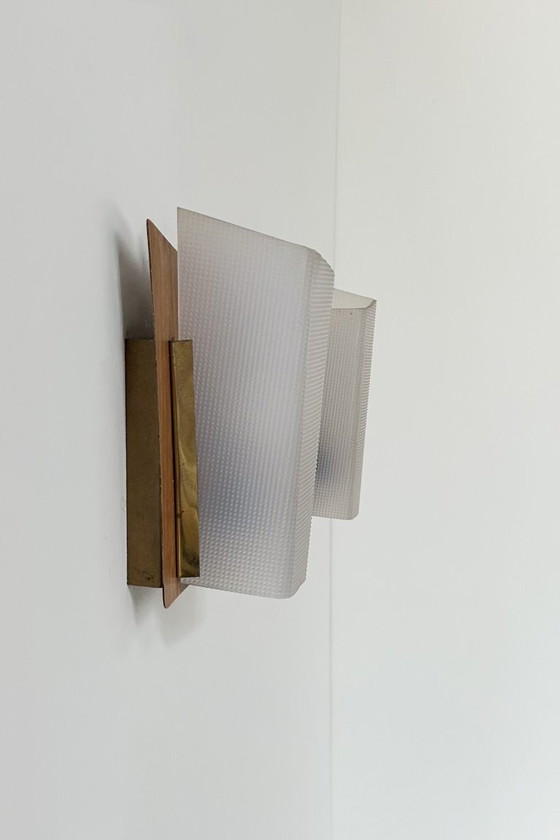Pair of vintage perspex and wood Wall lights, France 1960, Gold (photo 6 of 6)