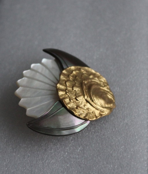 Broche unique en nacre, coquille d'ormeau et feuille d'or – pièce artisanale unique.