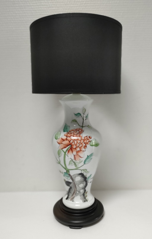 Lámpara de porcelana vintage con decoración de peonías