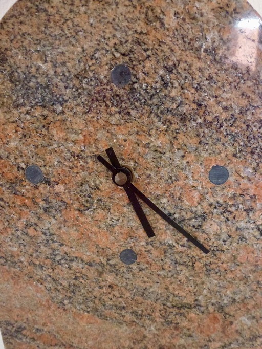 Horloge de table « Kienzle » en granit, design minimaliste avec un bord supérieur incurvé