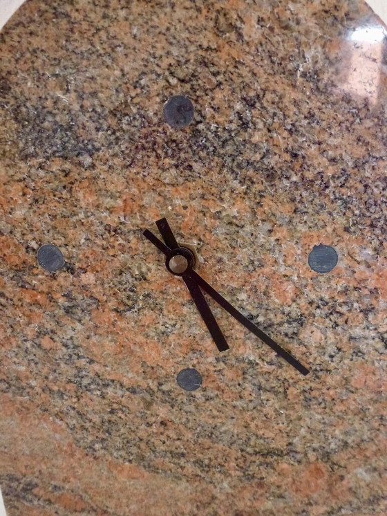 Image 1 of Tischuhr „Kienzle“ aus Granit, minimalistisches Design mit geschwungener Oberkante