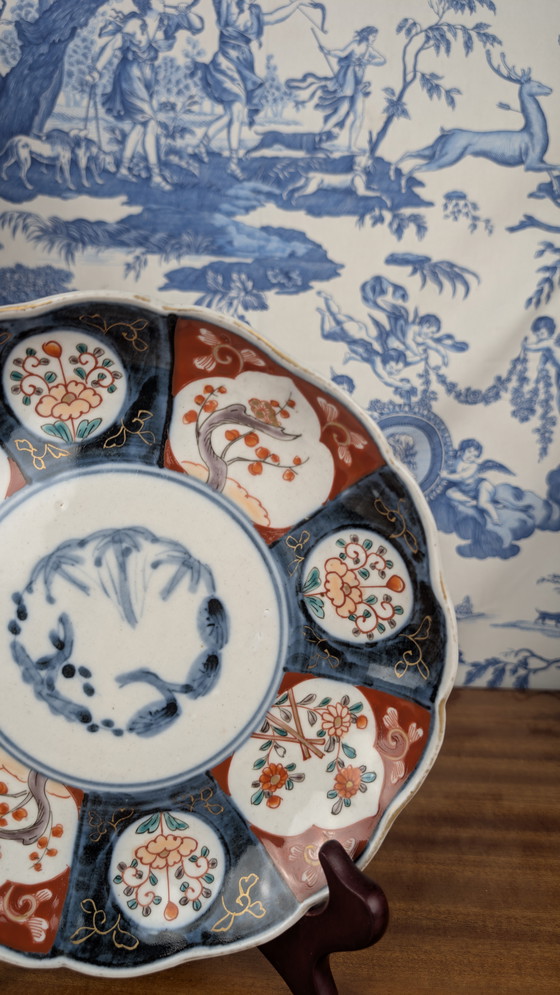 Image 1 of Piatto in porcellana Imari firmato con decori a primavera giapponesi della fine del XIX secolo