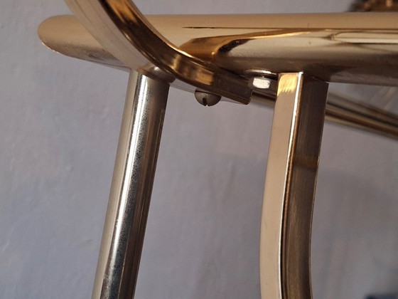 Carrito de bar estilo Hollywood Regency de latón dorado, fabricado en Italia en la década de 1970. (photo 7 of 7)