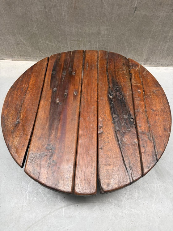 Brutalist Wabi-Sabi ronde eiken salontafel '60 – Wood (photo 12 of 14)