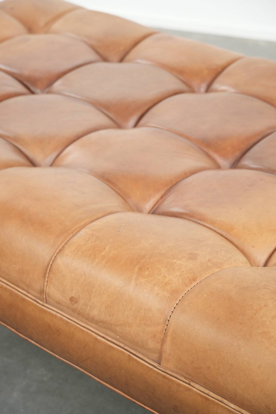 Image 1 of Grand pouf/table basse XXL en peau de mouton sur roulettes, de style Chesterfield anglais classique.