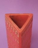 Vaso triangolare in ceramica arancione, Bitossi anni '60