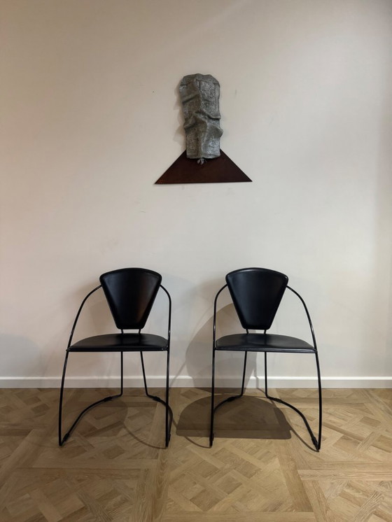Image 1 of Set van 6 moderne Italiaanse stoelen van zwart metaal en leer, jaren 80