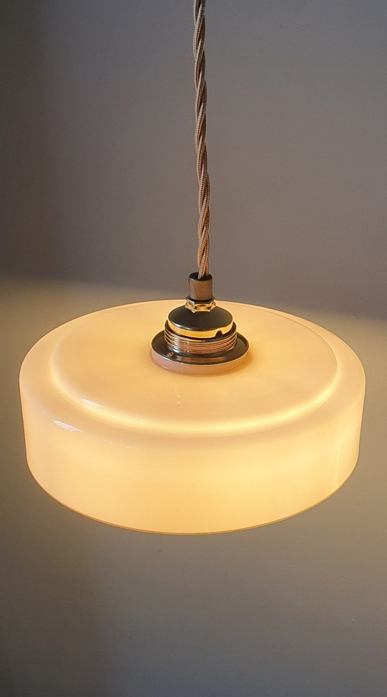 Image 1 of Suspension Art Déco vintage en verre opalin rose pastel.