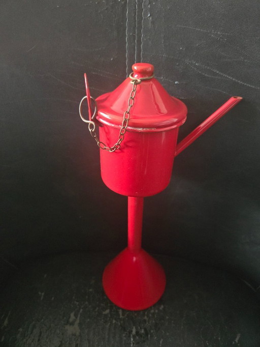 Red "snotje" or small oil lamp, made by Neerlandia. Height: 30 cm.