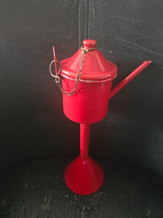 Image 1 of Red "snotje" or small oil lamp, made by Neerlandia. Height: 30 cm.
