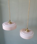 Ensemble (2) lampes suspendues Art Déco vintage en verre opalin rose pastel.
