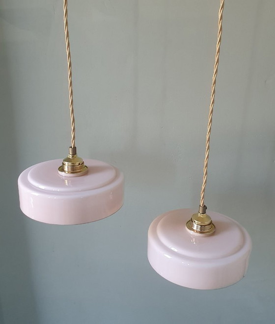 Image 1 of Ensemble (2) lampes suspendues Art Déco vintage en verre opalin rose pastel.