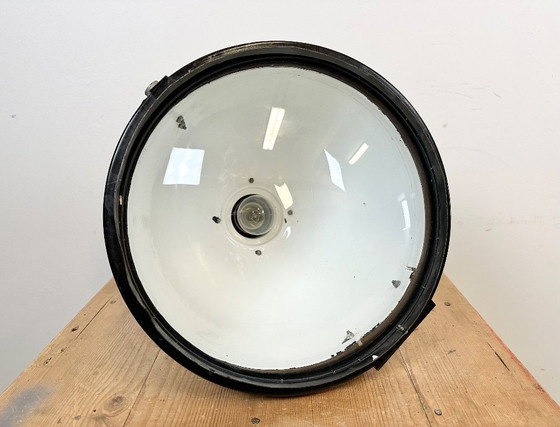 Image 1 of Faretto industriale in smalto nero con copertura in vetro convesso, anni '60