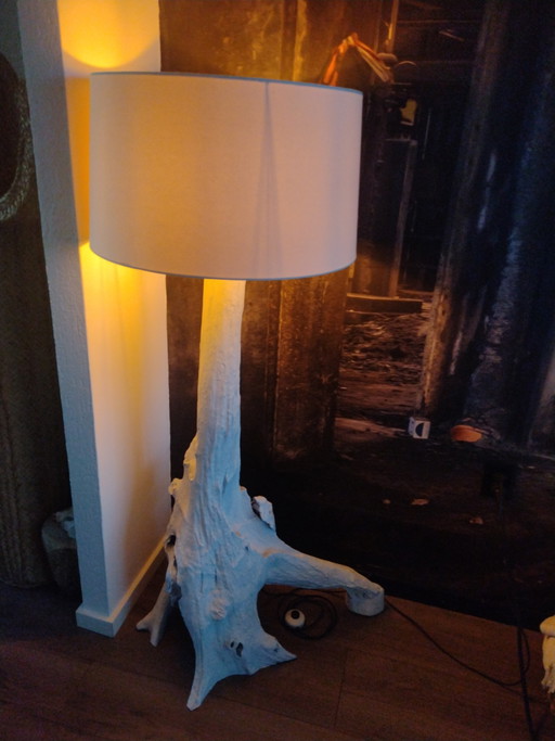 Lichtgevende kerstboom met uniek design, direct te koop. Geen tweede exemplaar van deze kerstboom beschikbaar.