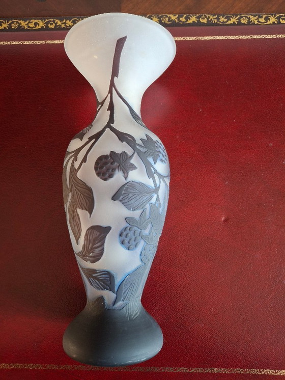 Image 1 of Vase aus mehrschichtigem, säuregeätztem Glas, signiert, Höhe 25,2 cm, Violett-/Aubergine-Töne