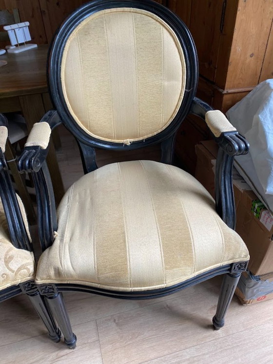 Image 1 of Ensemble de salle à manger classique en bois massif - 8 chaises à médaillon