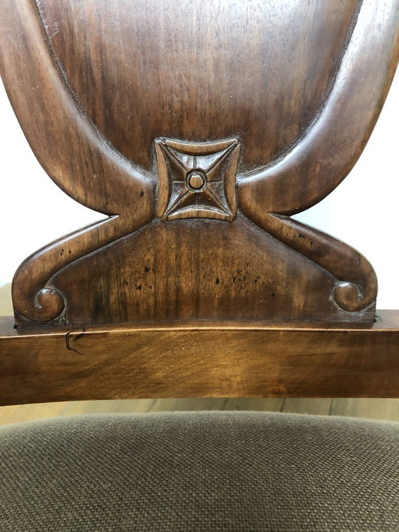 Image 1 of Fauteuil ancien (vers 1820) en bois de noyer avec un nouveau revêtement en lin