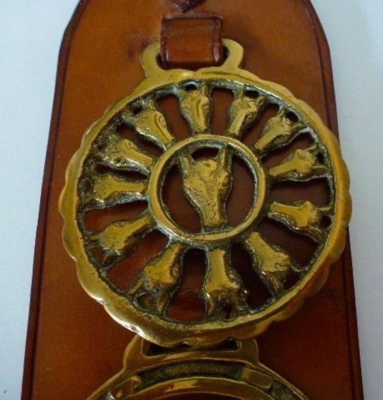 Image 1 of Vintage schellekoord met paard-gerelateerde koperen afbeeldingen. 
