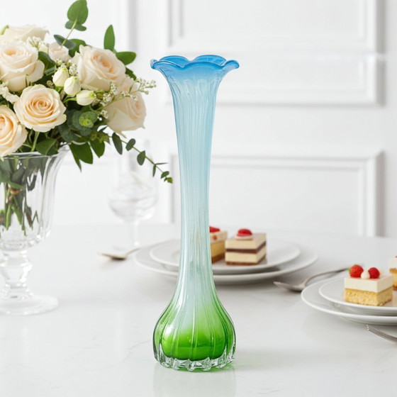 Image 1 of Vaso vintage in vetro soffiato a mano - Ombre blu, bianco e verde con bordo arricciato