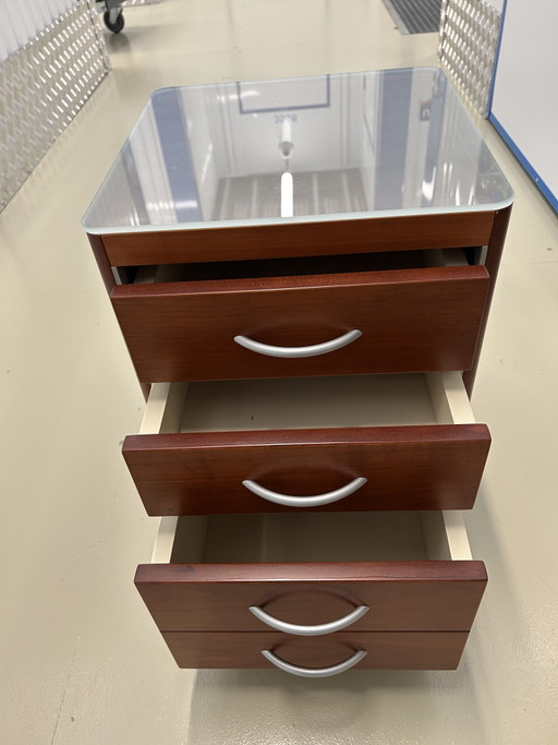 Commode de style Pastoe, avec plaque de verre