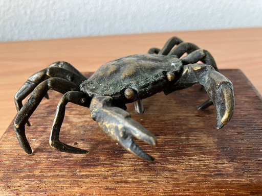 Statue en bronze d'un crabe